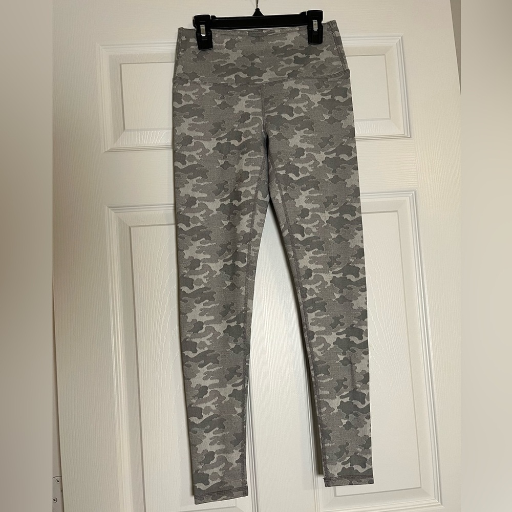 Grey camouflage activewear leggings